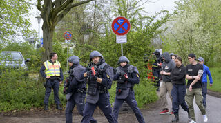 Mit einem großen Aufgebot proben Polizei und Rotes Kreuz den Ernstfall an der Gregor-Mendel-Realschule. Nachdem Spezialkräfte mit Helm und Maschinenpistole das Gebäude im Harbigweg gestürmt haben, werden die ersten Verletzten ins Freie gebracht und von Sanitätern und Notärzten erstversorgt.

Foto: Philipp Rothe, 04.04.2024