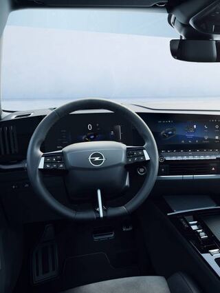 Analoge Tasten und eine aufgeräumte Menüstruktur erleichtern die Bedienung.