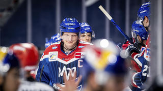 Denis Reul feiert das Tor zum 2:1 während des Spiels zwischen den Adlern gegen Red Bull München am 26.12.2021 in Mannheim.