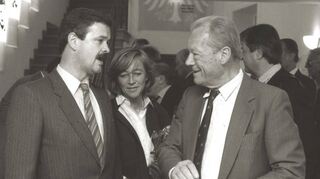 1990 besucht Altkanzler Willy Brandt (r.) das Ebert-Haus, hier mit Geschäftsführer Ulrich Graf und Heidelbergs Oberbürgermeisterin Beate Weber.