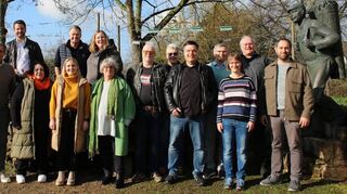Gruppenfoto am Winzer-Denkmal vor dem Rathaus: Die Bewerber und Bewerberinnen der ISB mit Spitzenkandidatin „Lissy“ Breitenreicher (1. Reihe, 4. v. l.).