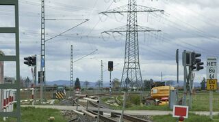 Hier wird gearbeitet: Beim Bahnübergang Bibliser Weg in Hofheim bleiben die Schranken ab dem 14. April geschlossen.