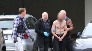 Ein Mann wird zur Haftvorführung ins Amtsgericht Ravensburg gebracht. Er wird beschuldigt, eine Vierjährige in einem Supermarkt in Wangen im Allgäu mit einem Messer schwer verletzt zu haben.