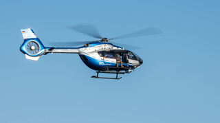 Überlingen: Ein Polizeihubschrauber fliegt während des Trainings «Kompetenzen auf dem Wasser» über das Wasser. Bei dem Training wird eine komplexe Einsatzlage von verschiedenen polizeilichen Einheiten geübt.
