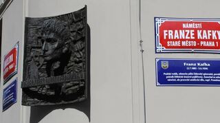 Relief mit seltenem Seitenprofil Kafkas an „seinem“ Platz.