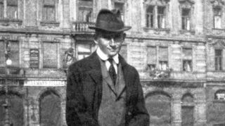 Franz Kafka in „seinem“ Prag: Das Foto zeigt den großen Literaten am Altstädter Ring 1922, zwei Jahre vor seinem frühen Tode vor 100 Jahren.