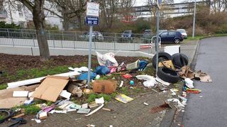 Regelmäßig landet wilder Müll vor der Tiefgarageneinfahrt in der Sachsenstraße 101-113. Es ist nicht die einzige Problemstelle auf der Vogelstang.