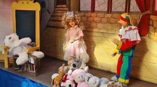 Kasper will der Prinzessin helfen, ihren Teddybären Brummel wieder zu finden. Dazu muss sie allerdings ihr Zimmer aufräumen.