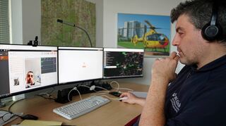 Telenotarzt Johannes Becker testet an seinem Multimedia-Arbeitsplatz in der BG Klinik in Ludwigshafen die Verbindung mit einem DRK-Notfallsanitäter.
