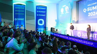 Der Hörsaal ist beim Q-Summit gut gefüllt - rund 1400 Menschen nehmen daran teil. Mitglieder von Q-Summit halten die Eröffnungsrede.
