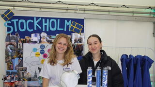 Im Schneckenhof der Mannheimer Universität lernen sich an Ständen und bei weiteren Angeboten Studierende und Unternehmen kennen. Die Studentinnen Alina Hüttemann (v. l.) und Laura Schuller informieren auf dem "Innovillage" über die verschiedenen ganzjährigen Projekte der studentischen Initative Q-Summit.