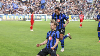 Bentley Baxter Bahn (SV Waldhof Mannheim) jubelt nach seinem 3:1 gegen Unterhaching. Drei Treffer mehr sollen folgen.