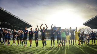 3. Liga, 32. Spieltag: SpVgg Unterhaching (H) 6:1 / Der SV Waldhof Mannheim fegt die SpVgg Unterhaching mit 6:1 aus dem Stadion. Aaron Keller bringt die Gäste noch in Führung (45.+2), danach brennt der SVW ein Feuerwerk auf dem Rasen ab. Samuel Abifade (51.), Martin Kobylanski (60.), Bentley Baxter Bahn (65.), Terrence Boyd (71.), Kelvin Arase (74.) und Pascal Sohm (85.) netzen. Die Mannheimer machen einen Riesenschritt in Richtung Klassenerhalt. Plötzlich beträgt der Vorsprung auf den Tabellen-17. Halle und den ersten Abstiegsplatz fünf Zähler.