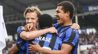 Am Ende ging fast jeder rein: Baxter Bahn, Torschütze Kelvin Arase (Mitte) und Samuel Abifade feiern das 5:1 beim 6:1-Kantersieg gegen die SpVgg Unterhaching.