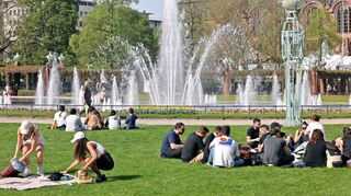 Das Wetter beschert uns sommerliche Tage. In Mannheim ist rund um den Wasserturm kaum noch jemand mit Jacke unterwegs.