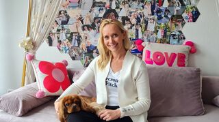 Die Mannheimer Traurednerin Karina Burgmann und Hund Fräulein Smilla vor ihrer „Wall of Yes“.