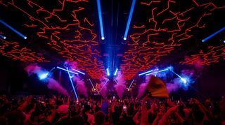 Tanzen zu elektronischer Musik in einer der sieben Time-Warp-Hallen.