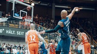 Ein ganz starkes Spiel machte für die Merlins Maurice „Moe“ stuckey (hier bei einem seiner sechs erfolgreichen Dreier-Würfe).