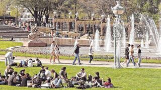 Mannheim. Innenstadt und außerhalb. Das Wetter beschert uns sommerliche Tage. In Mannheim ist kaum noch jemand mit Jacke unterwegs und das Leben wird in vollen Zügen genossen.

Im Bild: Rund um den Wasserturm.
