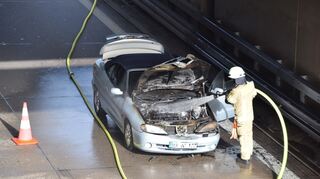 Wegen einem brennenden Auto ist die A656 in Fahrtrichtung Heidelberg derzeit voll gesperrt