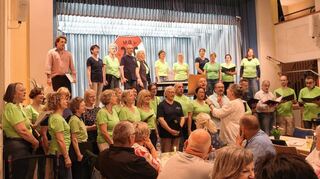 Kochkäsfest und Gesang gehören zusammen: Hier der Chor Joyful.