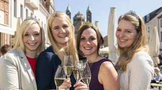 Die Messe „Wein am Dom“ lockt am Wochenende wieder in die Speyerer Innenstadt. Man muss nicht Weinprinzessin sein wie diese Damen, um hier seinen Spaß zu haben. Für sonntags gibt’s jetzt noch Tickets.