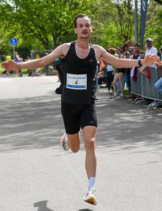 Maximilian Walter (TV Schriesheim) fliegt förmlich ins Ziel.