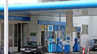 In dieser Tankstelle in Edingen-Neckarhausen soll der Angeklagte eine Angestellte bedroht und Geld aus der Kasse entwendet haben.