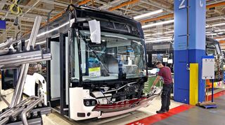 Zehn bis zwölf Busse können im Mannheimer Werk am Tag gefertigt werden.