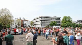 Versammlungsteilnehmer am Sonntag auf dem Festplatz in Sandhausen: Nach den anfänglichen Störungsversuchen verlief alles ohne Zwischenfälle.