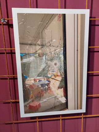 Ein Bild der Gewalt: Die Ausstellung zeigt Bilder von Einschusslöchern an Scheiben.