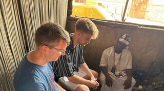 Leon Becker (Mitte) hat bei seiner Reise nach Togo viel gelernt.