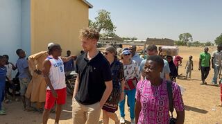 Der Mannheimer Wirtschaftsinformatik-Student Leon Becker (Mitte) engagiert sich "Enactus" für ein Krankenhaus im afrikanischen Togo.