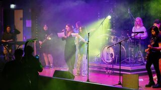 Die Younity Band bei einem Auftritt für einen Wettbewerb der SRH.