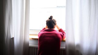 Fenster auf, aber keine Sonne im Gemüt: Um die seelische Gesundheit von Deutschlands jungen Erwachsenen ist es schlecht bestellt.