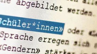 Auf einem Bildschirm ist das Wort „Schüler*innen“ zu sehen. Die Schreibweise mit Genderstern soll Menschen einschließen, die sich weder dem männlichen noch dem weiblichen Geschlecht zuordnen lassen.