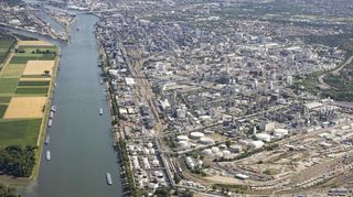 Eine Luftaufnahme zeigt das BASF-Werk Ludwigshafen. Am Wochenende sind rund 200 Kilogramm Chemikalien in den Rhein gelangt.