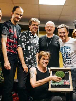Semmel-Gründer Dieter Semmelmann (hinten Mitte) mit den Toten Hosen.