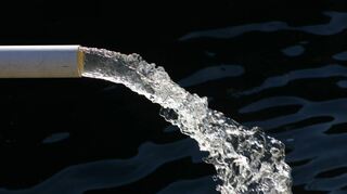 In Neubaugebieten werden neue Wasserrohre ausgespült, um zu verhindern, dass sich Keime bilden.