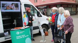 Johannes Diller vom „Digitalen Engel“ gab auf dem Marktplatz Tipps für das Vorwärtskommen in der digitalen Welt.
