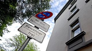 Wer hier sein Auto abstellen will, ohne einen Strafzettel zu riskieren, braucht einen Bewohnerparkausweis. Er lässt sich per Smartphone beantragen.