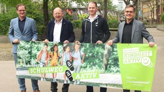 Werben gemeinsam für den Verzicht auf Elterntaxis: Kolja Müller-Späth (v.l., Projektkoordination „Offensive Kindheit Aktiv“), Oberbürgermeister Christian Specht, Youri Ziffzer (Adler) und Sportbürgermeister Ralf Eisenhauer.