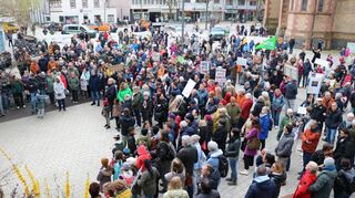 „Nie wieder ist jetzt“: Viernheimer versammeln sich im März auf dem Apostelplatz. Am 23. Mai sollen hier die Schüler zusammenkommen.