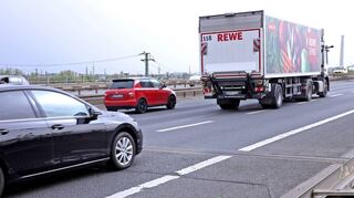 Stahllamellen auf der Fahrbahn – sie gehören zu Übergangskonstruktionen auf Brücken wie auf der B 38a.