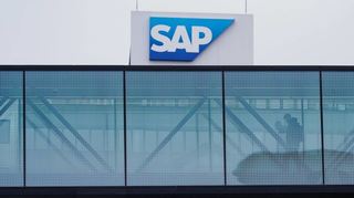 Eine Brücke zwischen zwei Firmengebäuden am SAP-Stammsitz Walldorf.