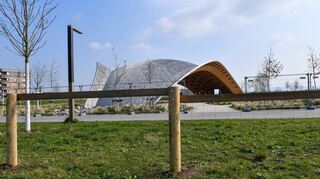 Mit solchen Holzzäunen wird der Westteil von Spinelli umgeben, der ab Sonntag zugänglich ist. Im Holzpavillon gibt es einen ökumenischen Gottesdienst.