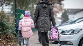 Zu Fuß zur Schule statt mit dem Auto: Die Stadt Mannheim will Eltern und Kinder dazu ermutigen, sich mehr zu bewegen.