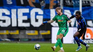 Eine Szene aus dem Hinspiel, das 0:0 endete: Der Duisburger Alexander Esswein (l.) und Waldhof-Angreifer Jesaja Herrmann.