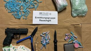 Die sichergestellten Beweismittel nach den Durchsuchungen der Polizei.