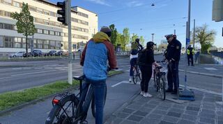 Heikle Stelle vor der Friedrich-Ebert-Brücke: Wer hier als Radfahrer bei grünem Fußgängerlicht fährt, riskiert ein saftiges Bußgeld. Die meisten halten sich daran.
